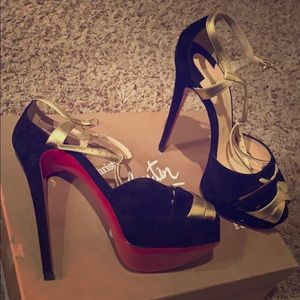 Never worn!! Included box with dust bags.